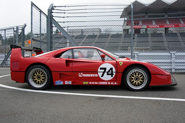 asahi.com（朝日新聞社）：F40 Competizione。ドア窓はアクリル製