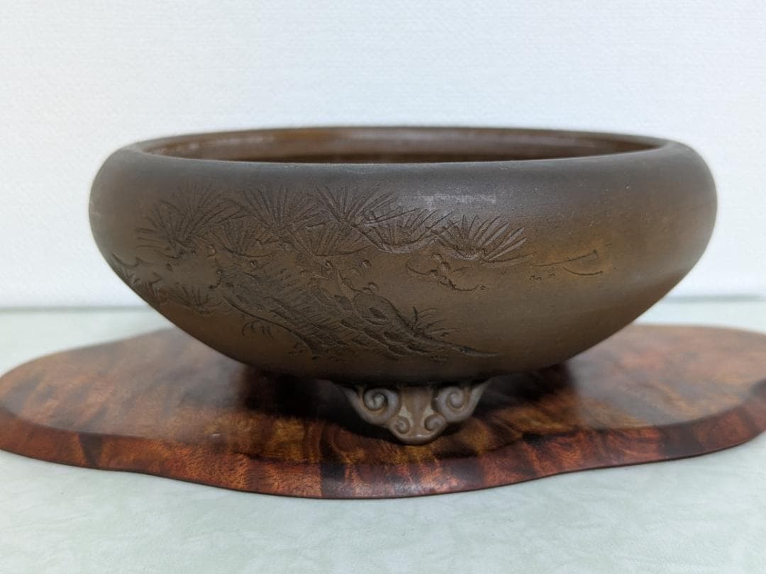柴泥松刻雲脚丸鉢　落款「美芸」　直径12㎝×高5㎝ 盆栽鉢 紫泥外縁胴紐丸鉢 植木鉢 中国鉢 張氏製陶 落款あり 13号 38cm