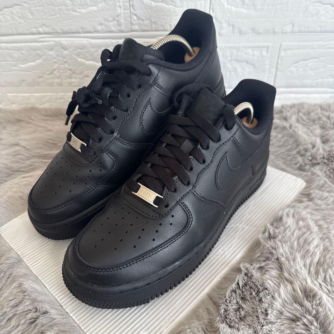 【美品】ナイキ NIKE エアフォース1 ブラック 26cm NIKE WMNS AIR FORCE 1 '07 BLACK/BLACK-OFF NOIR（ナイキ ウィメンズ