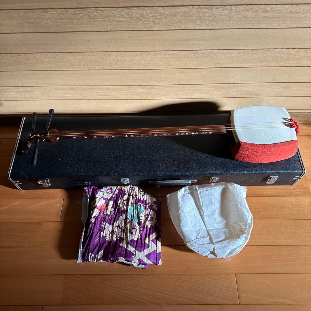三味線本体 細棹 3弦 ハードケース付き 秋田三味線 長唄等 美品 朱色 三味線本体 細棹 3弦 ハードケース付き 秋田三味線 長唄等 美品 朱色