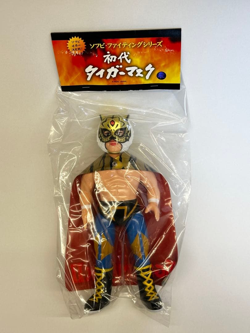 メディコムトイ ソフビ・ファイティングシリーズ 初代タイガーマスク（ゴールド版）